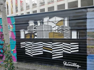 Tours rayées noir et blanc — Street art à Nantes