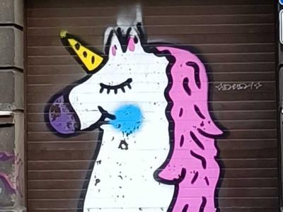Licorne qui peint un nuage bleu — Street art à Rīga