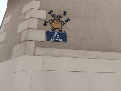 The Dancing Goat - Golden Invader — Street art by Mifamosa in Orléans