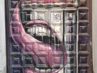 Bouche rouge sur grande porte ornée — Street art à Madrid