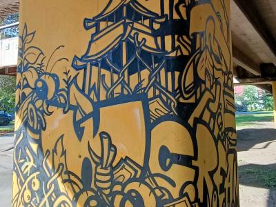 Pagode asiatique en lignes noires sur jaune — Street art à Rīga
