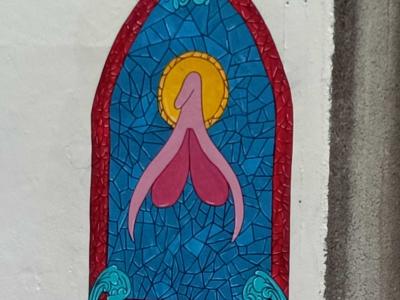 Vitrail féministe en forme d'ogive — Street art à Nantes