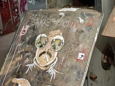 Le visage aux yeux collés — Street art à Berlin