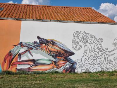 Crabe hyperrealiste et vagues decoratives — Street art à Saint-Hilaire-de-Riez