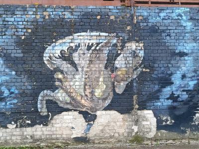 Portraits gris sur fond bleu — Street art de Linas Kaziulionis kart7 à Vilnius