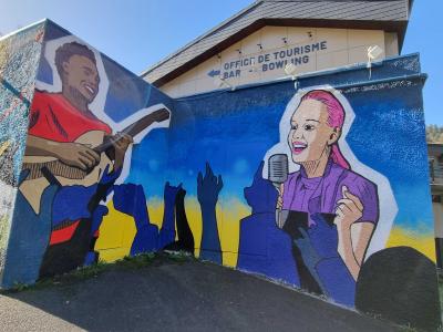 Musicians Duo, Guitarist and Singer — Street art in Le Mont-Dore