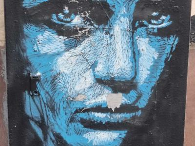 Visage bleu sur le boîtier noir — Street art de Sufyr à Strasbourg