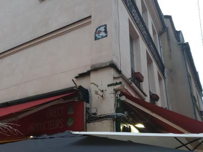 Créature blanche aux yeux rouges — Street art à Paris