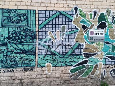 Trois panneaux d'Improper Walls et Perkup — Street art à Vilnius