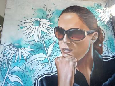 Femme aux Lunettes Florales — Street art à Bourges