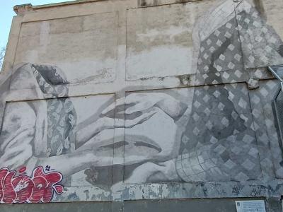 Hyuro, étreinte en noir et blanc — Street art de Hyuro à Madrid