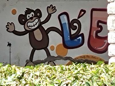 Singe joyeux LOVE — Street art à Saulzet