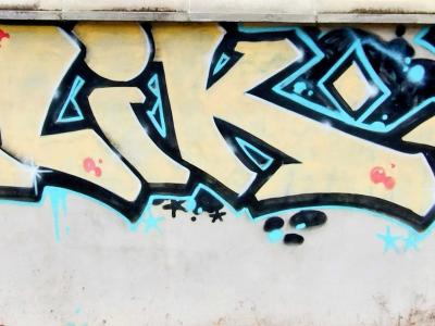 Elikos Beige Wildstyle — Street art in Saint-Paul