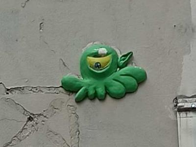 Figurine verte par Gzup à Paris — Street art de Gzup à Paris