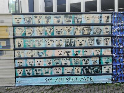 Sky Art Brut Men, a Grid of Faces — Street art in Nantes