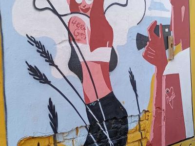 Femme aux epis de ble et appareil photo — Street art à Rīga