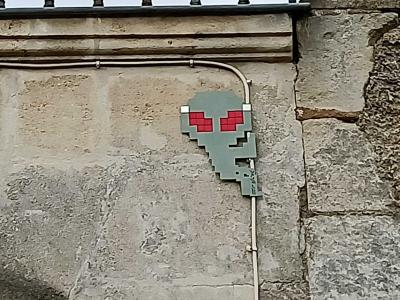 Red-Eyed Alien Mosaic — Street art in Nantes