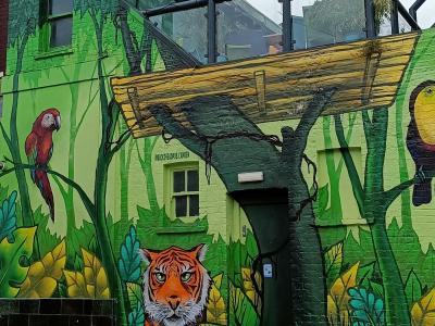 Jungle arc-en-ciel — Street art de AeroArts à London