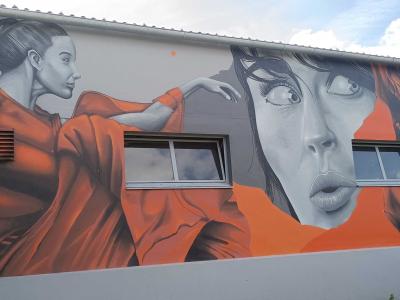 Dualité Féminine en Rouge par Smoka — Street art de Smoka à Vallet