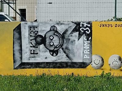 Robot jaune souriant — Street art de fkv37 (FUKOV37) à Nantes