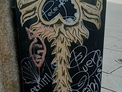 Wild-style doré sur fond noir — Street art à Porto