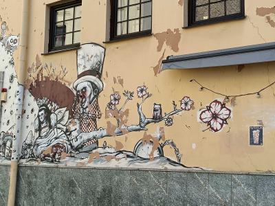 La façade du cinéma Pasaka — Street art à Vilnius