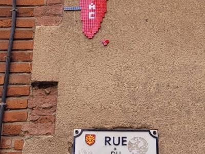 Tabac - Vertical Mosaic — Street art by Mifamosa in Toulouse