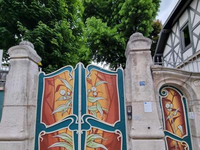 Portes ornementales dorées-rouges style baroque — Street art à Grenoble