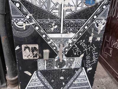 Coffret couvert de motifs tribaux — Street art à Strasbourg