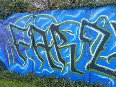 Lettrage dynamique jaune — Street art à Rennes