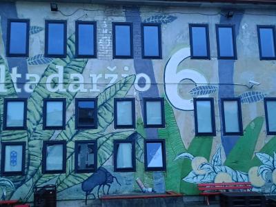 Façade vivante avec créatures nature — Street art à Vilnius