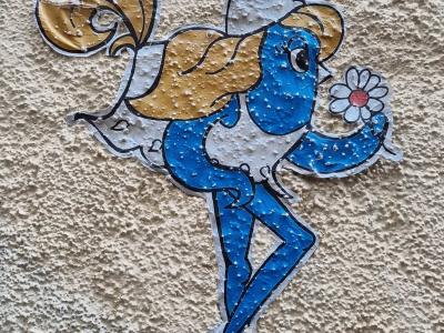 Schtroumpfette bleue avec une fleur — Street art à Clermont-Ferrand