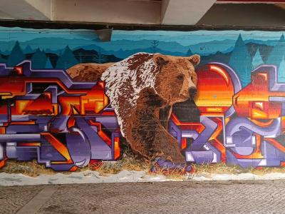 Ours brun en forêt enneigée — Street art à Lisbon