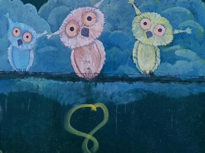 Trois hiboux devant les nuages — Street art à Berlin