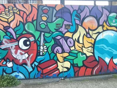 Créature surréaliste colorée — Street art à London