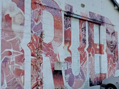 Lettrage monumental rose — Street art à Rennes