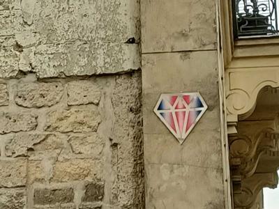 Trio de stickers A2 sur colonne — Street art de A2, Le Diamantaire, Gzup à Paris