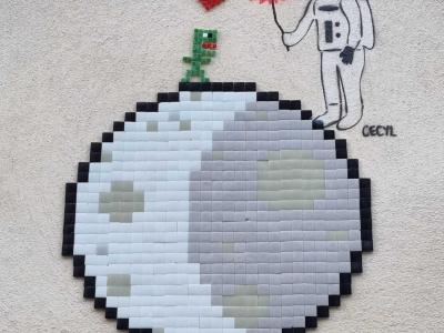 Astronaute pixel art et planète Terre — Street art à Clermont-Ferrand