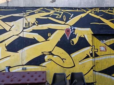 Corps en mouvement sur plan de ville — Street art à Rīga