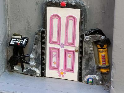 Sticker porte rose miniature — Street art de Florizale à Bourges