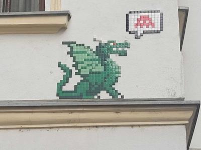 Invader LJU_33, dragon et alien pixelises — Street art de Invader à Ljubljana