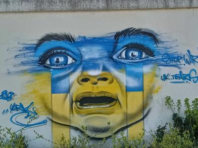 Stop War UK Tears - portrait aux couleurs ukrainiennes — Street art à Lille