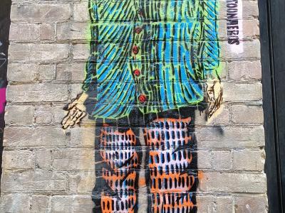 Personnage debout - technique hachurée colorée — Street art à London