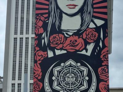 Femme aux roses et message PEACE — Obey — Street art de Obey (Shepard Fairey) à Grenoble