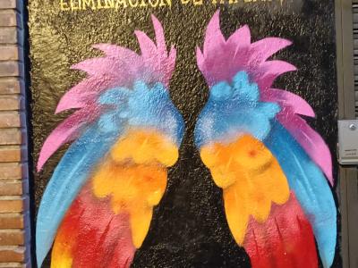 Ailes arc-en-ciel tattoo studio — Street art à Madrid