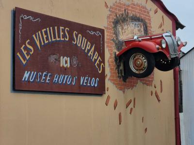Les vieilles soupapes — Street art à Plougasnou