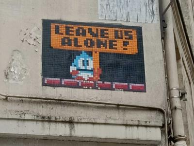 Leave us alone — Street art de Invader à Paris