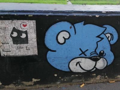 Ours bleu et chat urbains — Street art à Paris