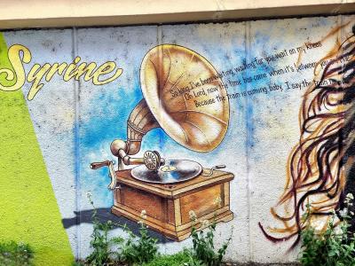 Gramophone vintage et nom Syrine — Street art à Grenoble