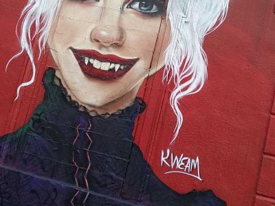 Portrait vampire aux cheveux blancs — Street art à La Rochelle